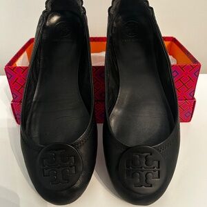 Tory Burch Minnie Leather Flats Perfect Black w/box Size 7.5 Logo Medallion
